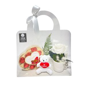 Bolsa para San Valentín, para enamorados con rosa preservada, peluche y bombones de chocolate en Pamplona